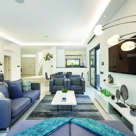 Villa Modern With Pool By Homing