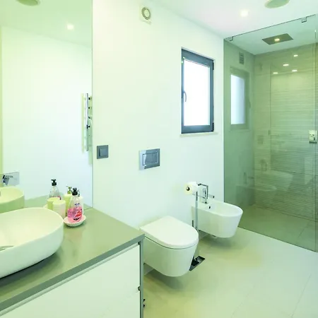 Modern With Pool By Homing *